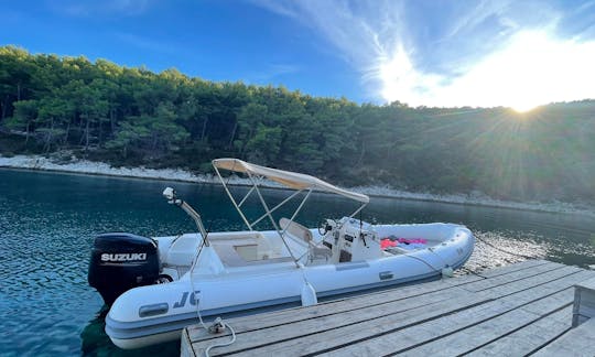 Louez un bateau gonflable rigide Joker Clubman de 300 ch de 28 pieds dans la ville de Hvar