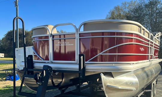 Suntracker DLT party barge Pontoon Rental in Lake Wylie, South Carolina