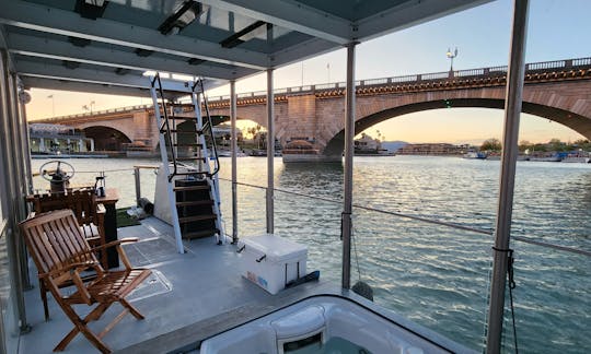 Cabane de bateau à double pont avec jacuzzi dans la Manche