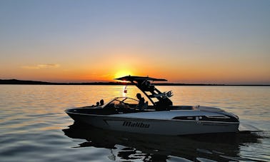 Venez surfer avec notre bateau Malibu LSV Wakesetter de 23 pieds