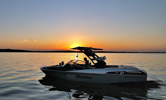 Come Surf with our boat 23ft Malibu LSV Wakesetter