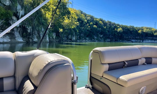 2021 Party Barge Pontoon! Great for Families, Birthdays and more! Have a fantastic day on Lake Travis! Gas included