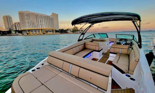 Private boat tour & cruise on a Sea Ray 29' (1 hour free) in Miami