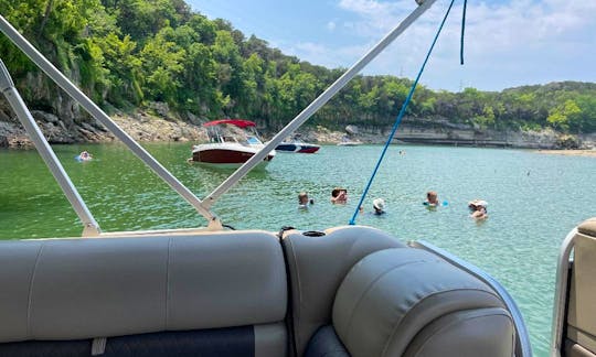 2021 Party Barge Pontoon! Great for Families, Birthdays and more! Have a fantastic day on Lake Travis! Gas included