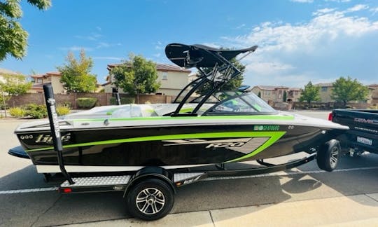 Wake Boat Tige R20 pour le comté de Shasta avec un excellent système de haut-parleurs !