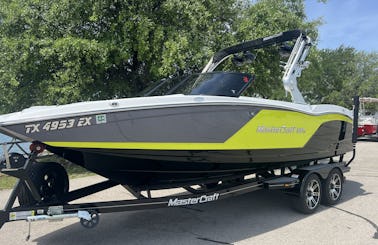 Mastercraft NXT22 Wakeboat in Pilot Point, Texas