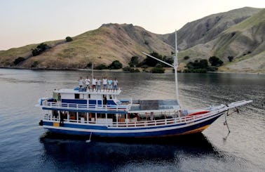 Wooden Mini Phinisi Budget Diving Liveaboard Komodo