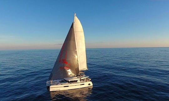 Lagoon 52F Sailing with drinks and tapas in the paradisiacal Gulf of Palma