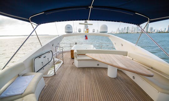 Reserve agora! Luxuoso iate Sunseeker de 82 pés para alugar em Cartagena, Colômbia.