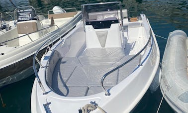 Lancha motora Elite 19s para aventuras acuáticas en Sorrento