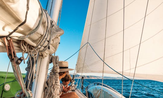 Live an amazing experience in a classic sailboat!