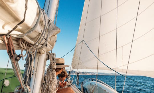 Live an amazing experience in a classic sailboat!