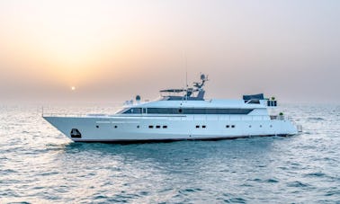 Yate de lujo Gulf Craft para fiestas y viajes de negocios en Dubai, Emiratos Árabes Unidos