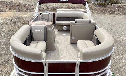 Bateau ponton Sylvan 2022 à louer sur le lac Holter à Wolf Creek, dans le Montana !