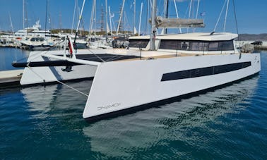 SUPERNOVA de 57 pieds Un catamaran unique spécialement conçu pour les excursions luxueuses d'une journée à Mykonos.