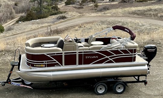 Bateau ponton Sylvan 2022 à louer sur le lac Holter à Wolf Creek, dans le Montana !