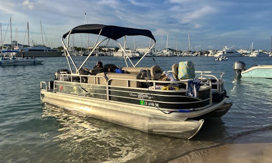 20ft Suntracker Pontoon for up to 10 Passengers in Miami