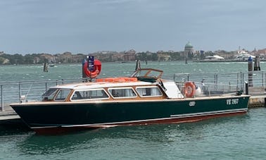 32' De Pellegrini Limousine Wooden Motor Boat Rental in Venezia, Italy