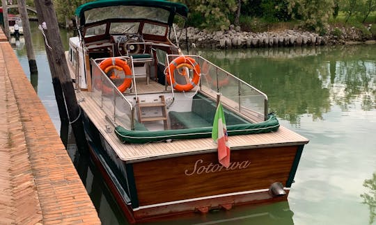 32' De Pellegrini Limousine Wooden Motor Boat Rental in Venezia, Italy
