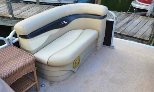 20 ft Pontoon Boat Rental in Cornelius, North Carolina
