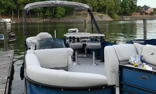 25' Avalon Pontoon for rent on Lake Wylie