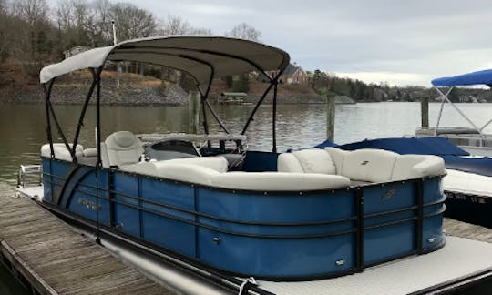 25' Avalon Pontoon for rent on Lake Wylie