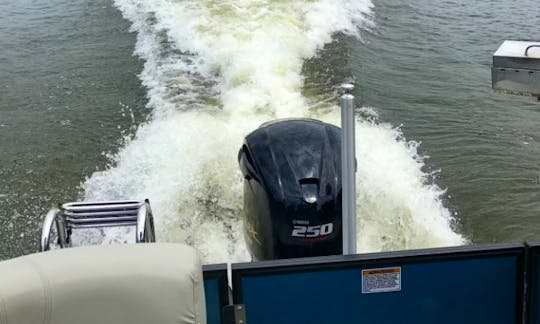 25' Avalon Pontoon for rent on Lake Wylie