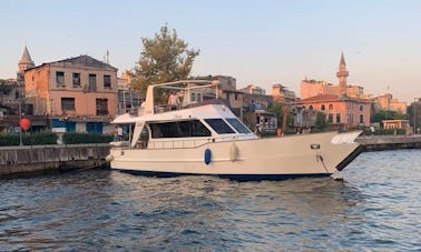 Hermoso yate a motor para excursiones en Estambul