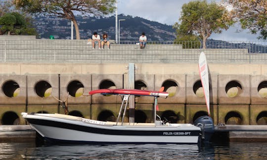 Cruzeiro de barco privado saindo do Funchal com prancha de remo incluída