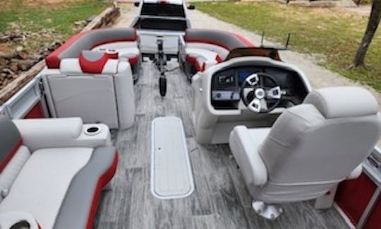 Avalon Tritoon 2023 con buscador de peces en Lake Bridgeport, TX