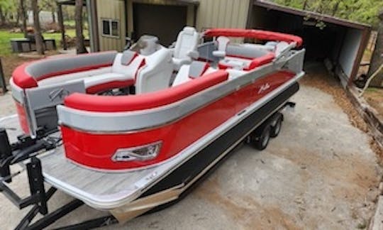 Avalon Tritoon 2023 con buscador de peces en Lake Bridgeport, TX