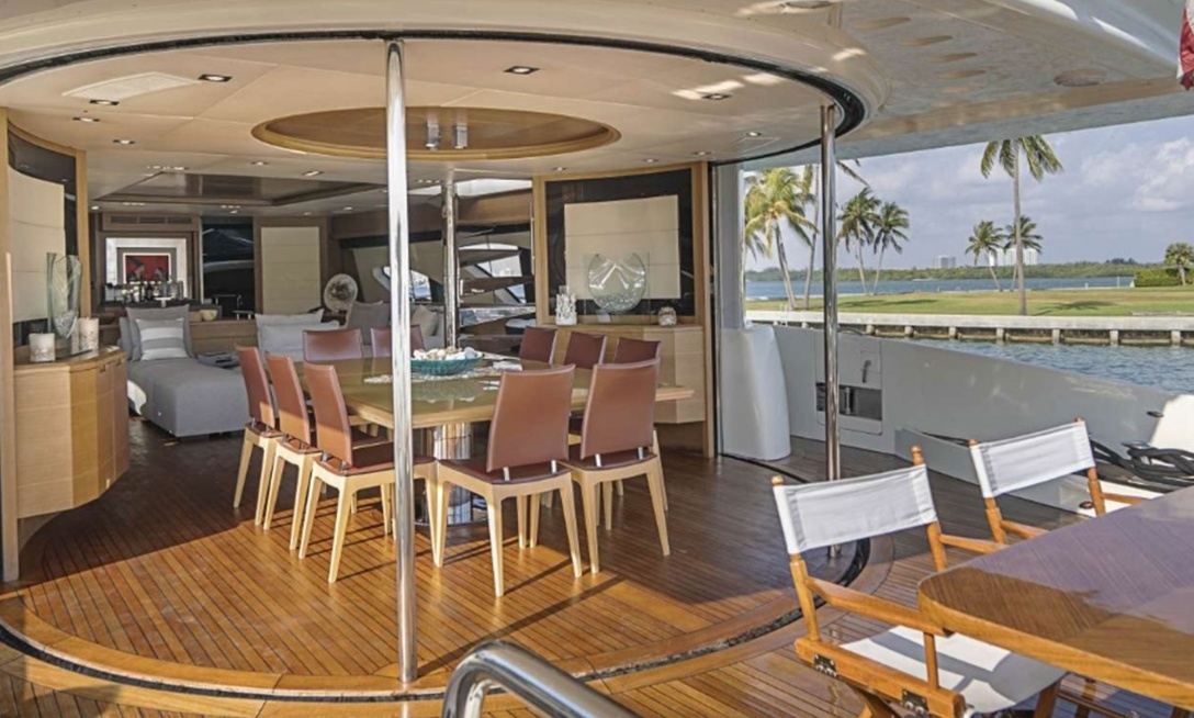100ft yacht rental