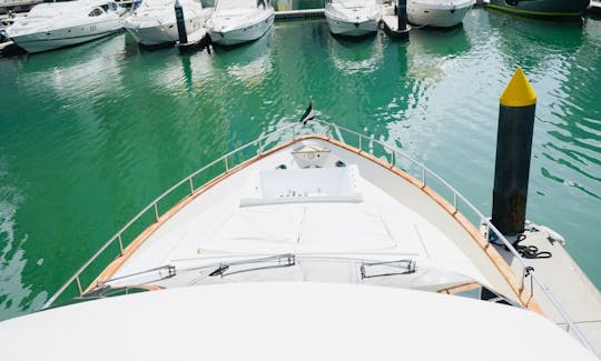 Azimut de luxo de 88 pés com jacuzzi em Dubai