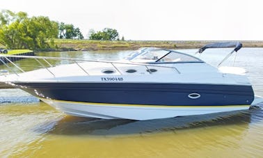 Cruzeiro Regal Cabin Cruiser de 30 pés no Lago Livingston