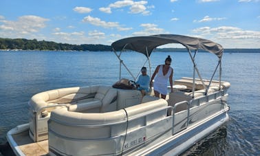 Bennington Pontoons Rental in Lake Geneva, Wisconsin