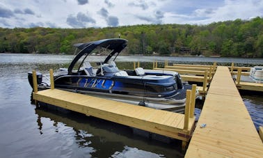 Aluguel de pontão Manitou Xplode XT 2x300HP de 25 pés em Lake Wallenpaupack, Pensilvânia