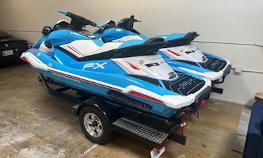 Jet ski suralimenté Yamaha FX SVHO 2022 avec audio (2 jet-skis avec remorque)