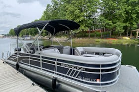 8 person 2022 Tritoon, Captain & Gas Included, Pet Friendly, on Lake Norman