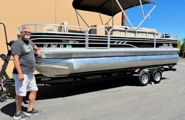 Clean Suntracker Fishing Barge 22 DLX in Yuba City