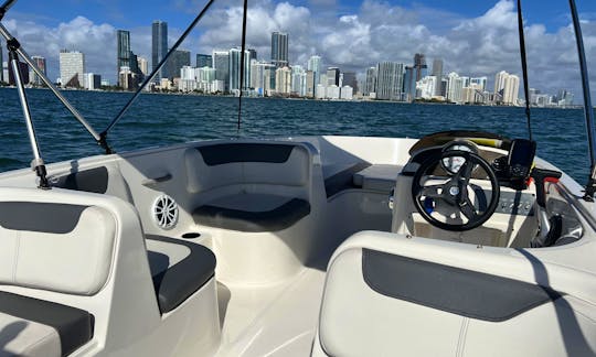 Bayliner e18 Best Boating Location in Miami! + Free Parking