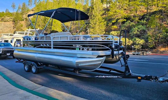 Clean Suntracker Fishing Barge 22 DLX in Yuba City