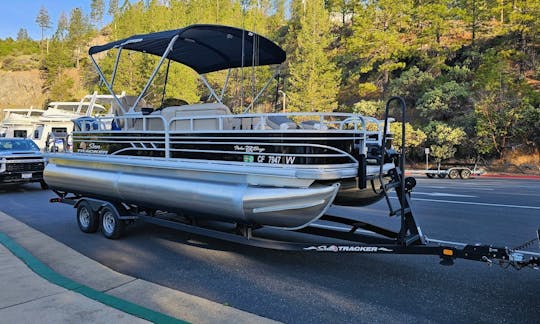 Clean Suntracker Fishing Barge 22 DLX in Yuba City