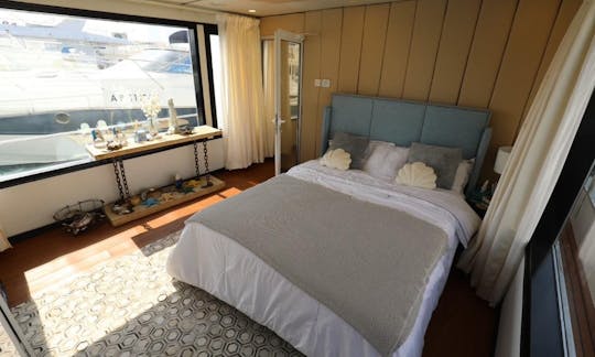 Descubra a beleza do litoral de Abu Dhabi com um barco Sunshine
