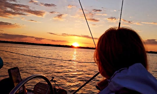 Sail on the Potomac in Washington, DC aboard the 28ft Hunter Sailboat