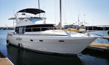 Un yacht à moteur Bayliner de 44 pieds disponible pour une journée aquatique épique à Long Beach