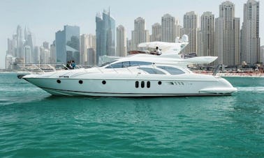 Yacht italien Azimut de luxe de 62 pieds pouvant accueillir jusqu'à 25 personnes dans la marina de Dubaï — Jet ski gratuit ! 