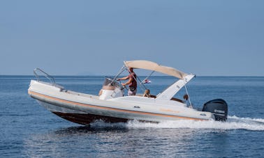 Lancha rápida AQUAMAX RIB de 23 pies para alquiler o recorridos privados en Hvar