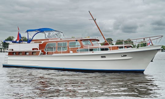 Classic Motor Yacht in Hampton's, Long Island