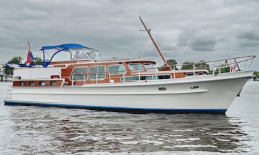 Classic Motor Yacht in Hampton's, Long Island