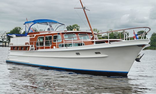 Classic Motor Yacht in Hampton's, Long Island